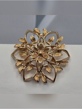 Sarah Coventry Vintage “Petal-Lure” Brooch Gold Tone Layered Floral Signed 1962